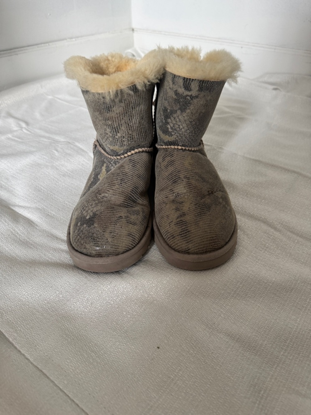 UGG Mini Bailey Bow II Boots Sheepskin Lined Brown Snake Print Women’s Size